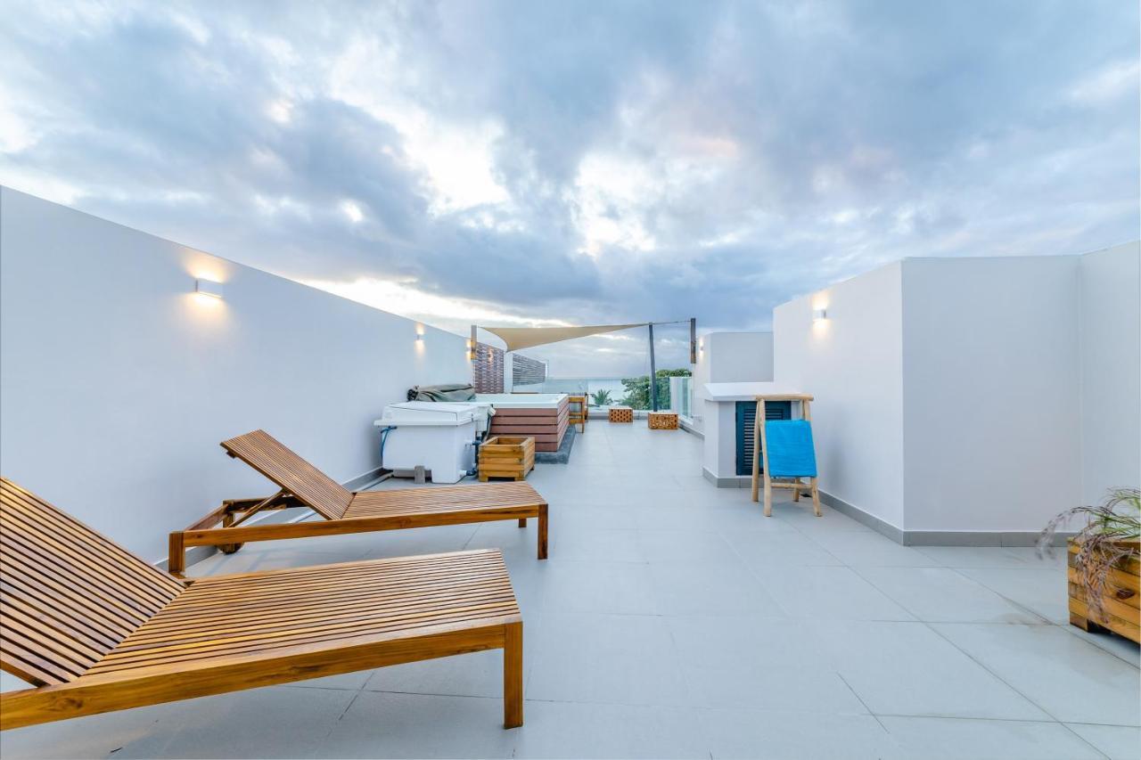 One Bay Residence Unit 15 - Penthouse With Private Roof Top, Jacuzzi And Sea View Grand Baie Esterno foto